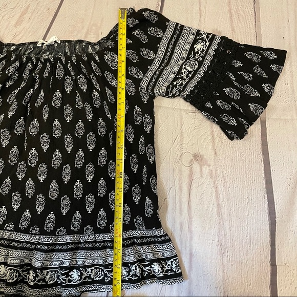 Socialite Boho Crochet Bell 3/4 sleeve blouse - Picture 5 of 7